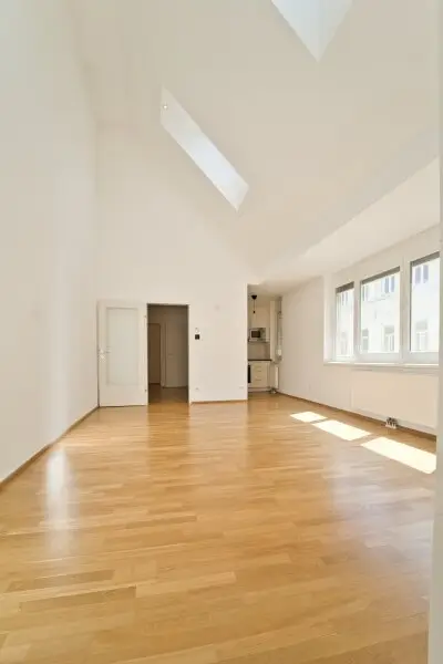 großer Wohnbereich mit Küche