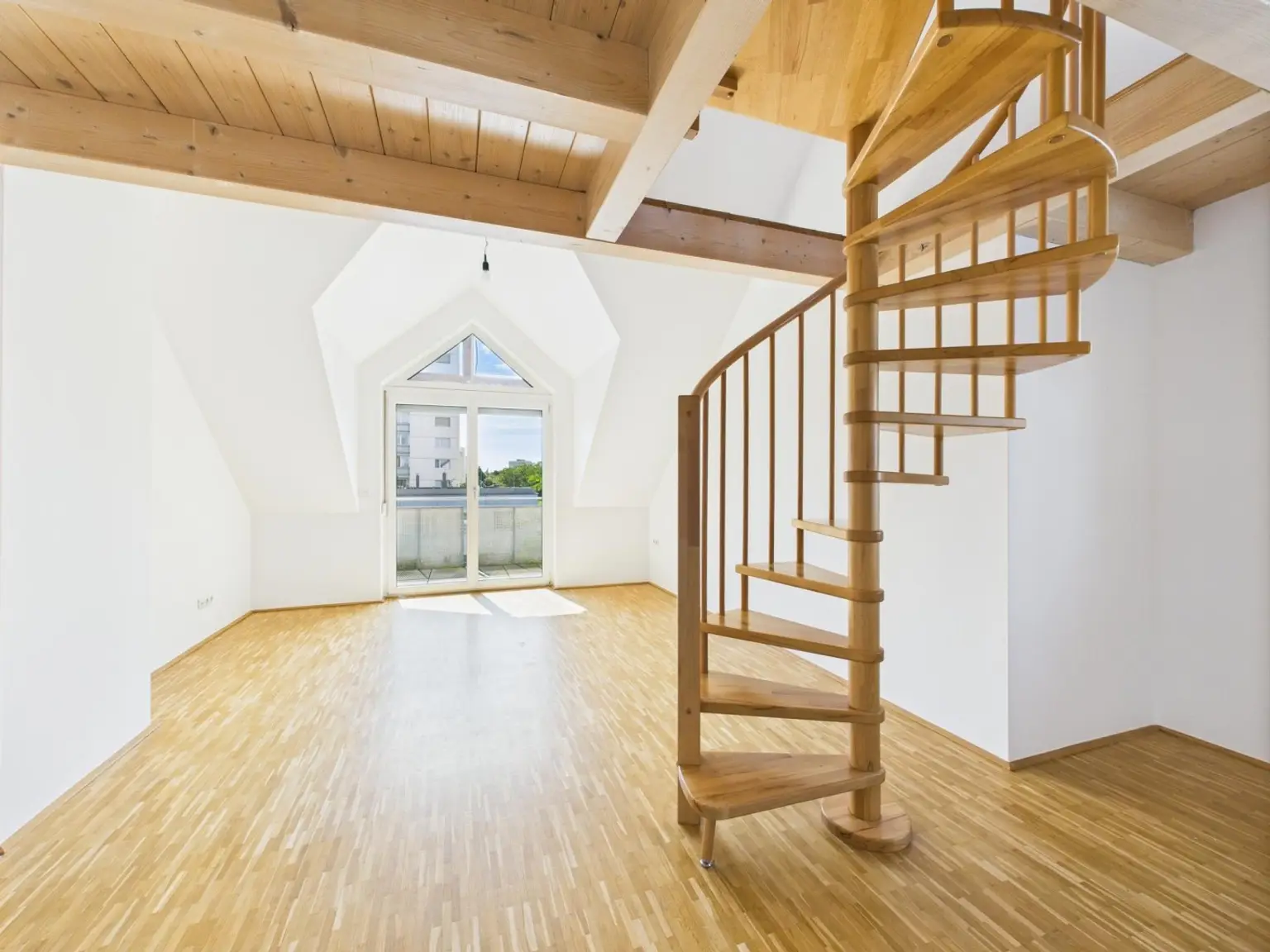 LINZ (Schörgenhubstraße): DACHGESCHOSS-WOHNUNG mit EMPORE ca. 76,5 m² Wohnfläche + BALKON ca. 4,9 m²