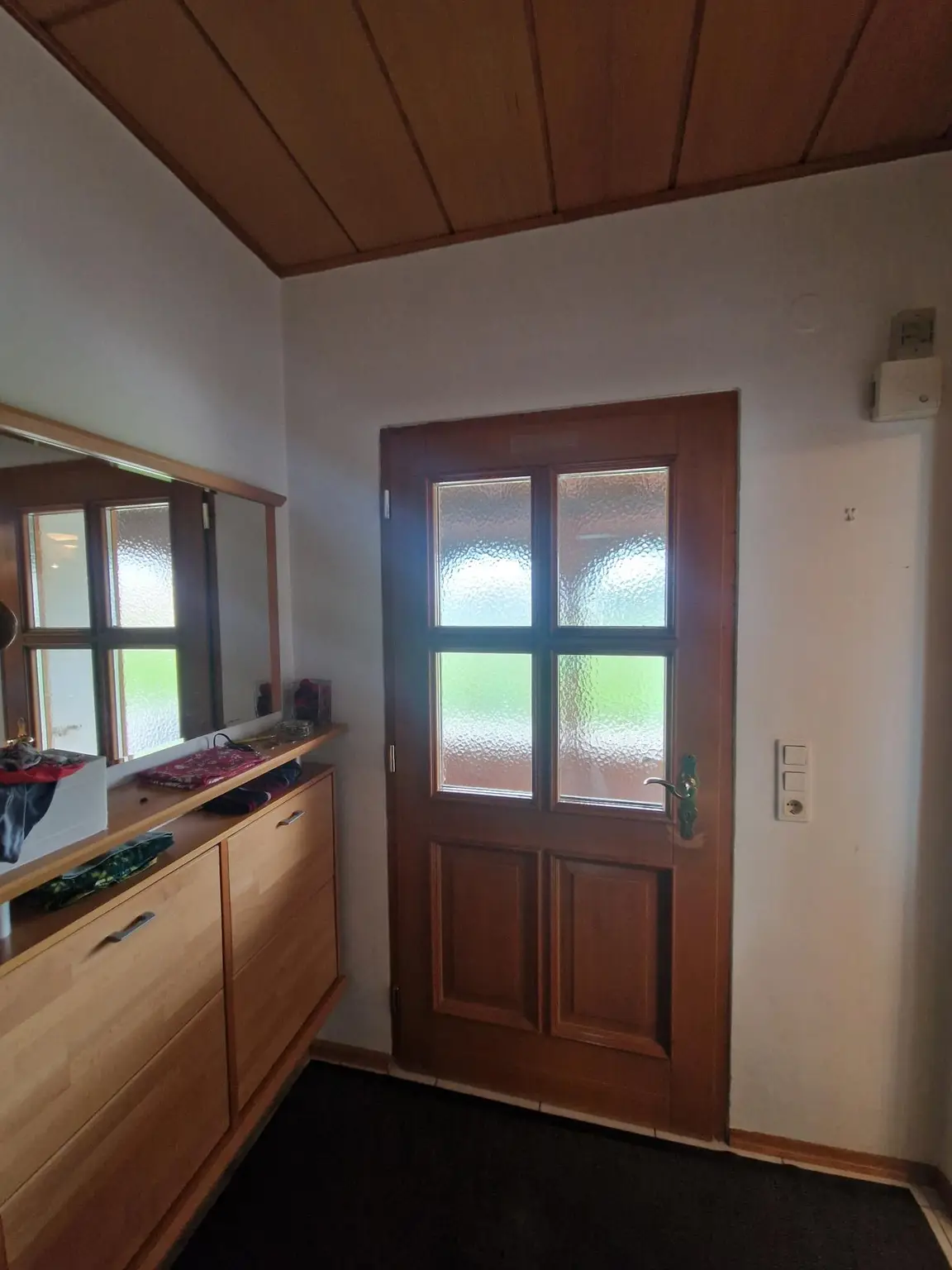 SOLIDES WOHNHAUS MIT EHEMALIGEM SOMMERHAUS, HERRLICHER TERRASSE UND POOL IN TRAUMHAFTER RUHELAGE