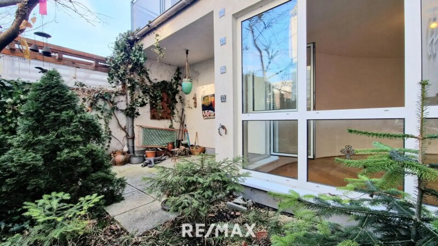 Terrasse und kleiner Garten