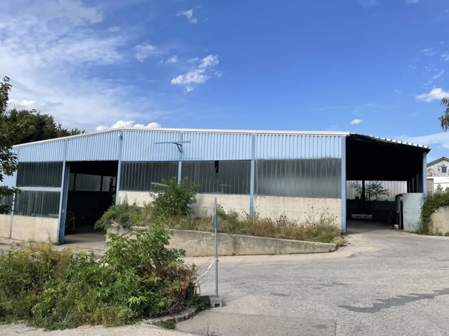 800 m² HALLEN FÜR LAGER/WERKSTATT UND 1.100 m² AUSSENFLÄCHEN NÄHE SIEGENDORF/EISENSTADT!