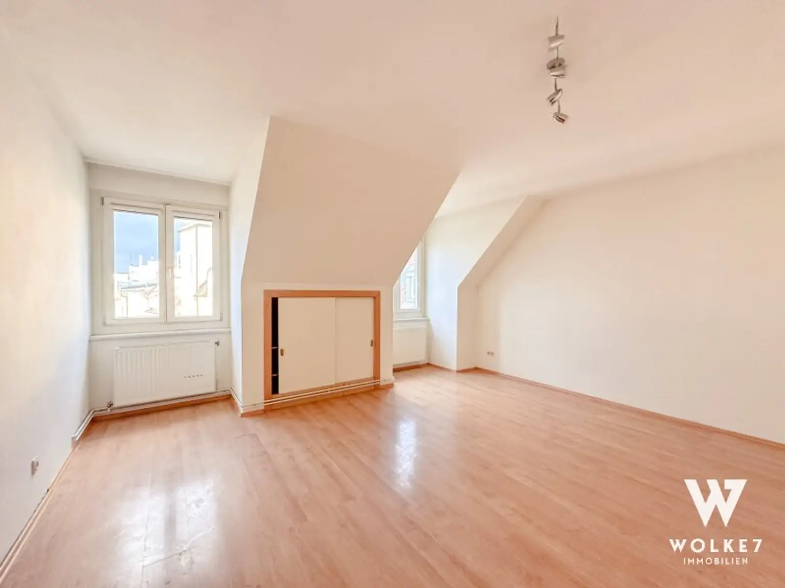 Sonnige Dachgeschosswohnung am Keplerplatz – Top Lage U1