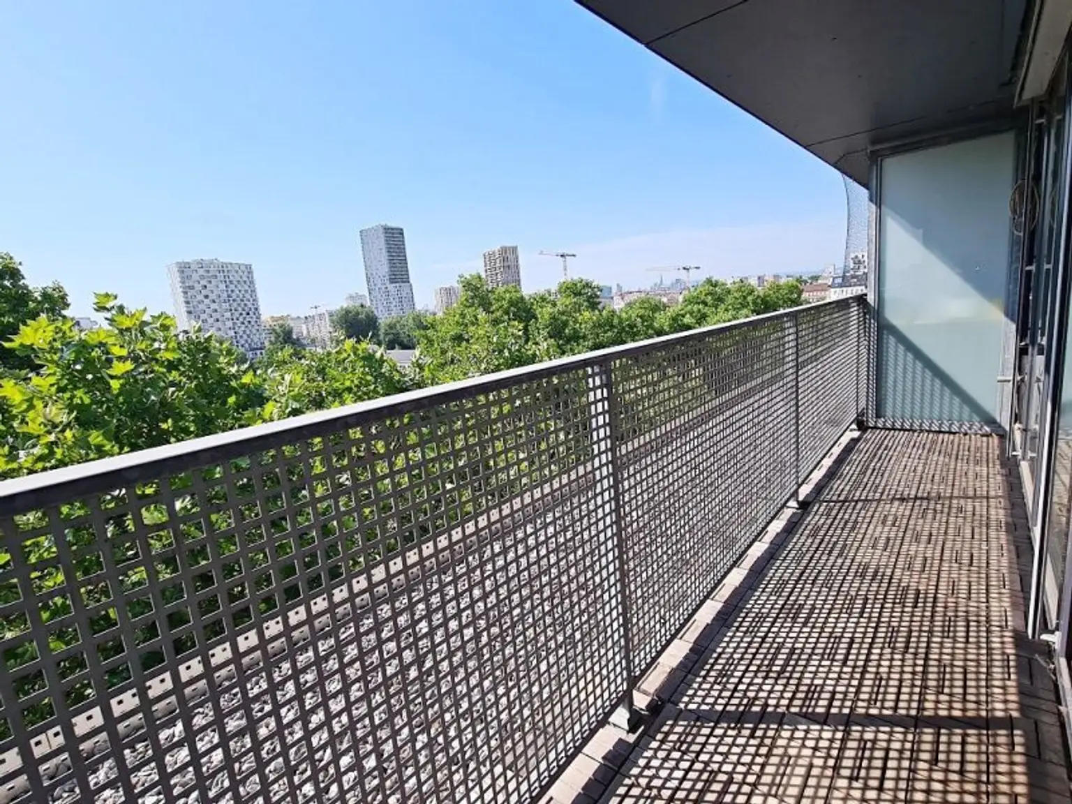 INNSTRASSE, FERNBLICK, unbefristete 97 m2 Dachgeschoß-Maisonette mit Loggia, 2 Zimmer, Komplettküche, Wannenbad, Parketten, gefördert