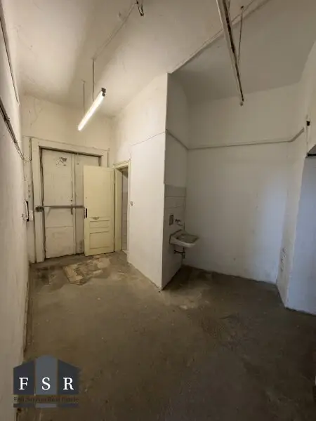 Steinwurf zum Augarten - Nach Ihren Vorstellungen und Bedürfnissen gestalten: Sanierungsbedürftiges strassenseitiges Büro/Praxis/Verkaufsfläche etc. und Wohnung -  Prachtvolles Stilaltbauhaus