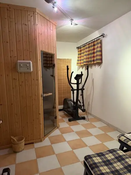 Möbliertes Einfamilienhaus mit Garten, Pool und Sauna