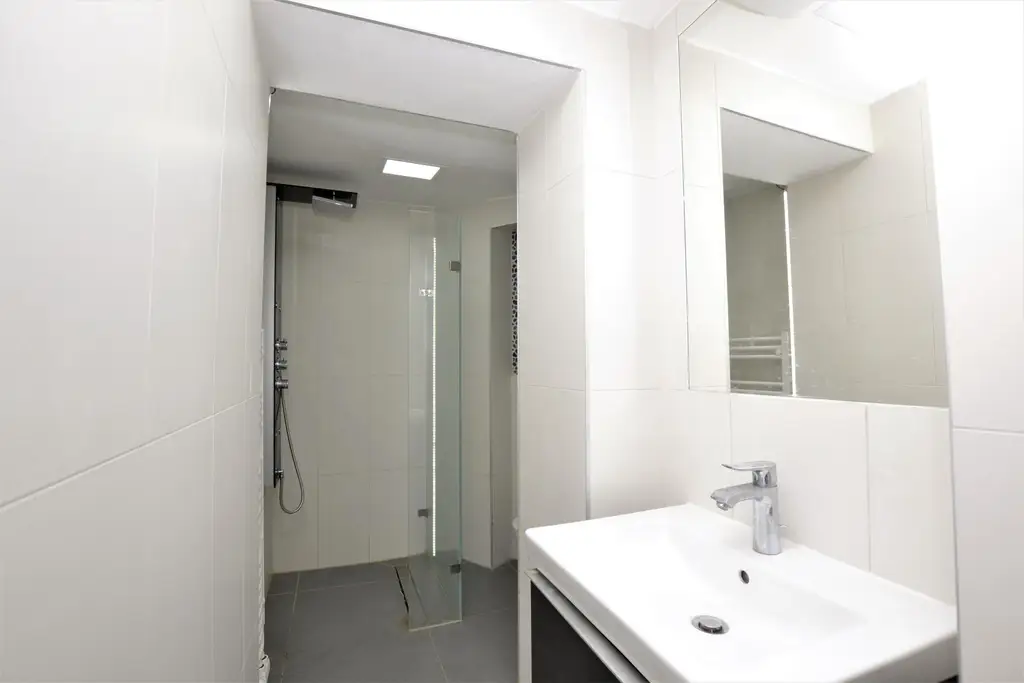 Seltene Gelegenheit - charmanter Altbau: Zwei Wohneinheiten im Herzen von Penzing
