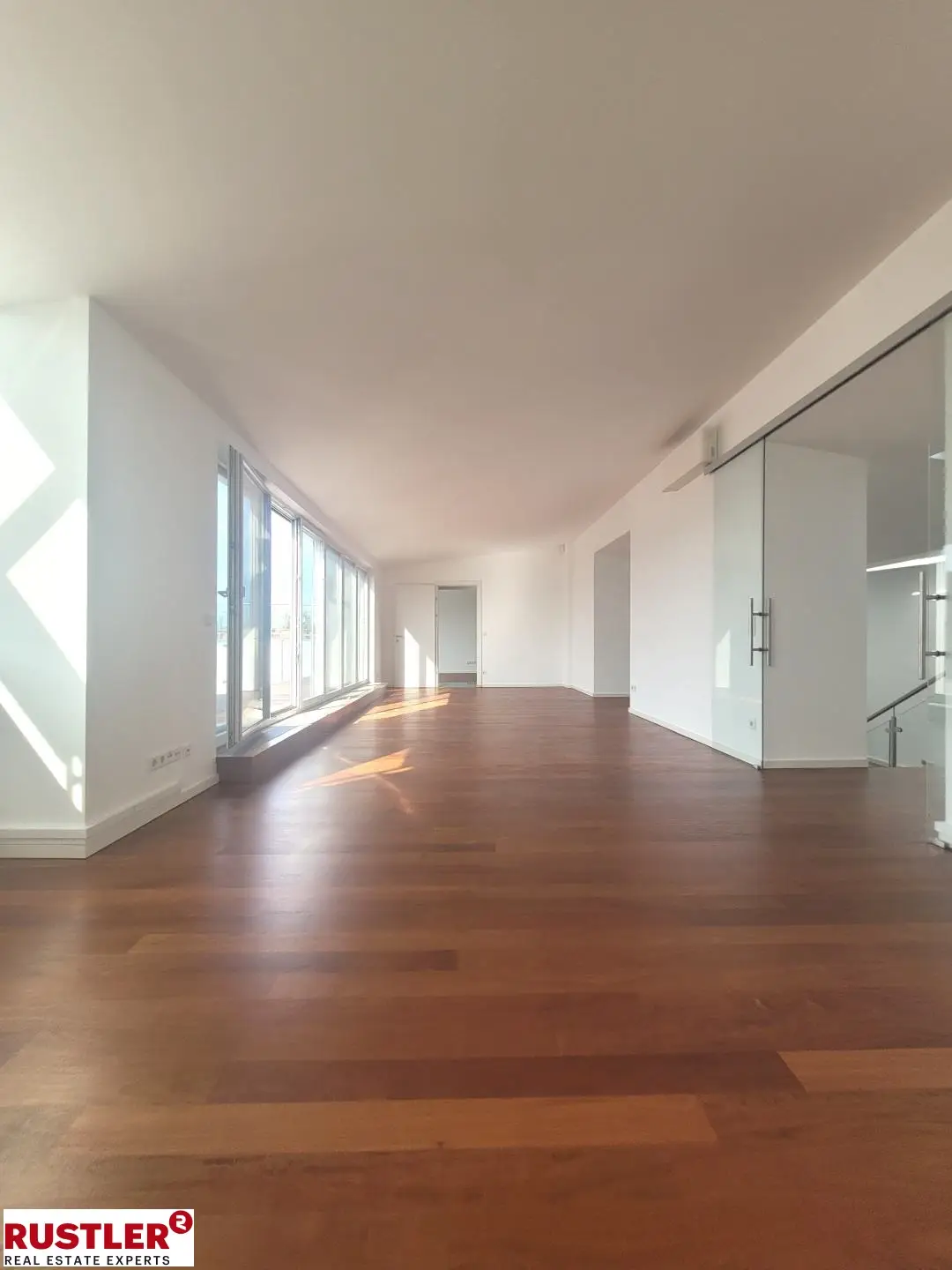 TRAUMHAFTE DG-WOHNUNG MIT BLICK AUF DIE KARLSKIRCHE!