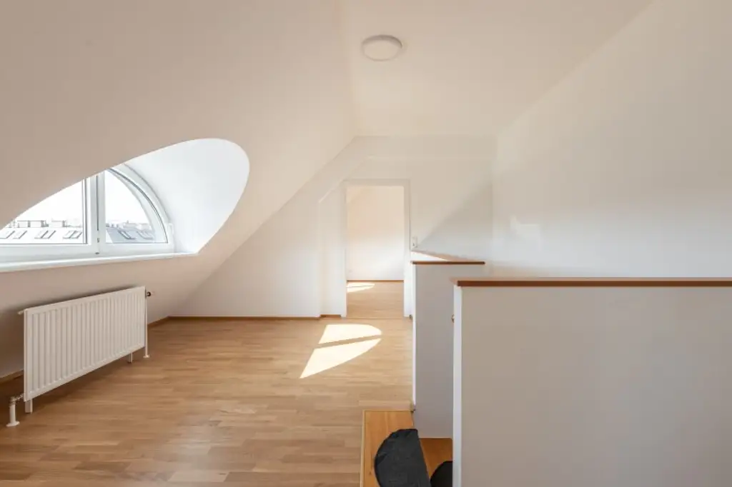 TOP ANGEBOT! Helle 4-Zi.-DG-Wohnung im 16. Bezirk! inkl. 2 Stellplätzen!