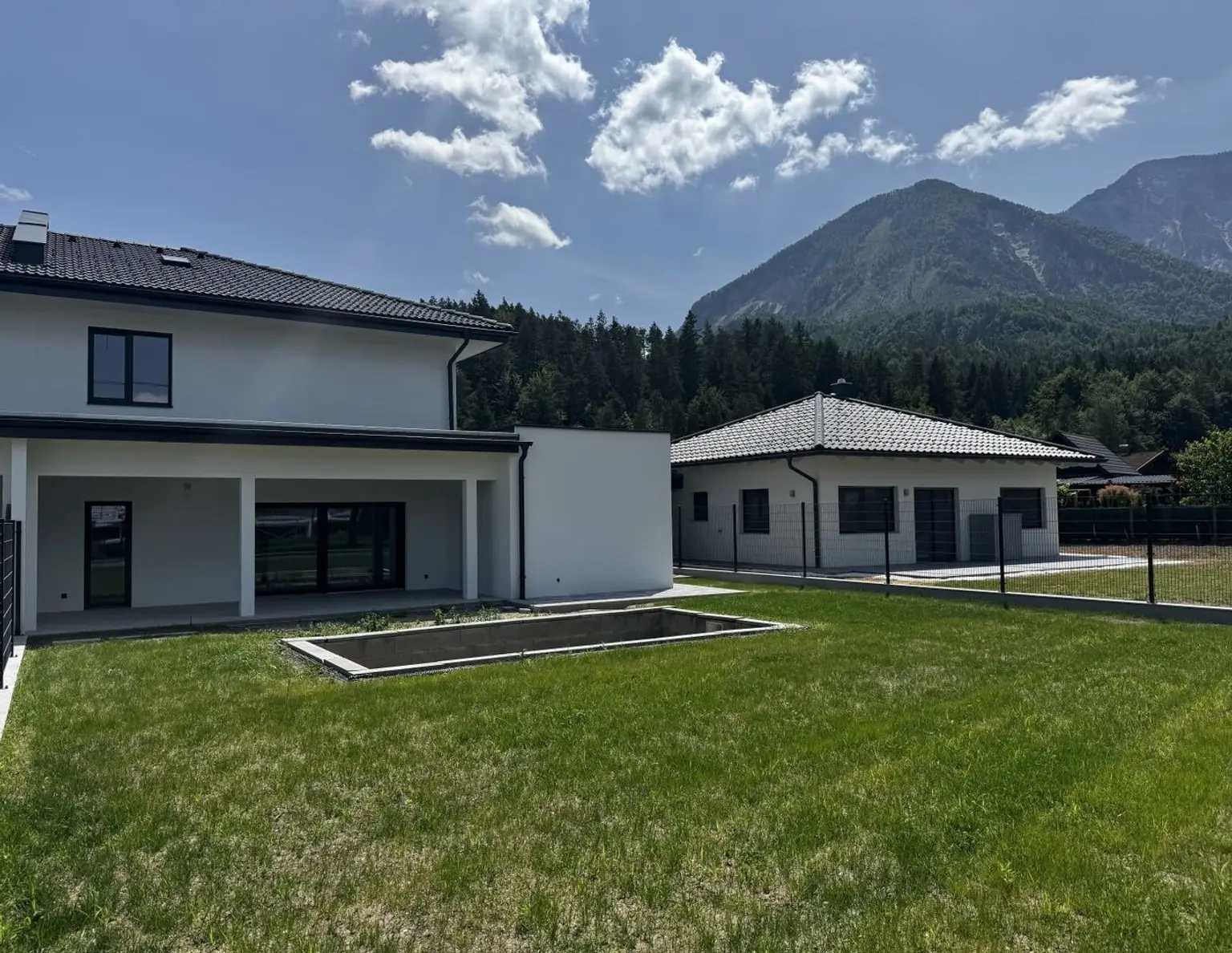 Stilvolle Doppelhaushälfte mit Pool, Designküche und Wohlfühlambiente