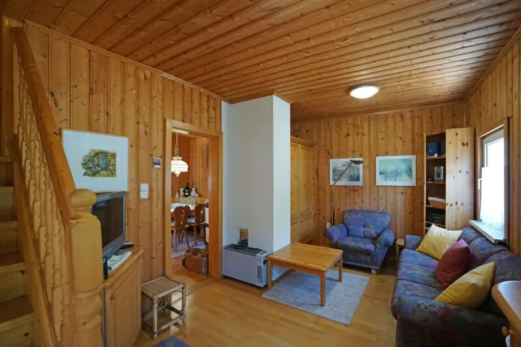 Reizvolles Holzhaus (gedämmt, verputzt) in ruhiger, naturnaher Lage - Neubaupotenzial!