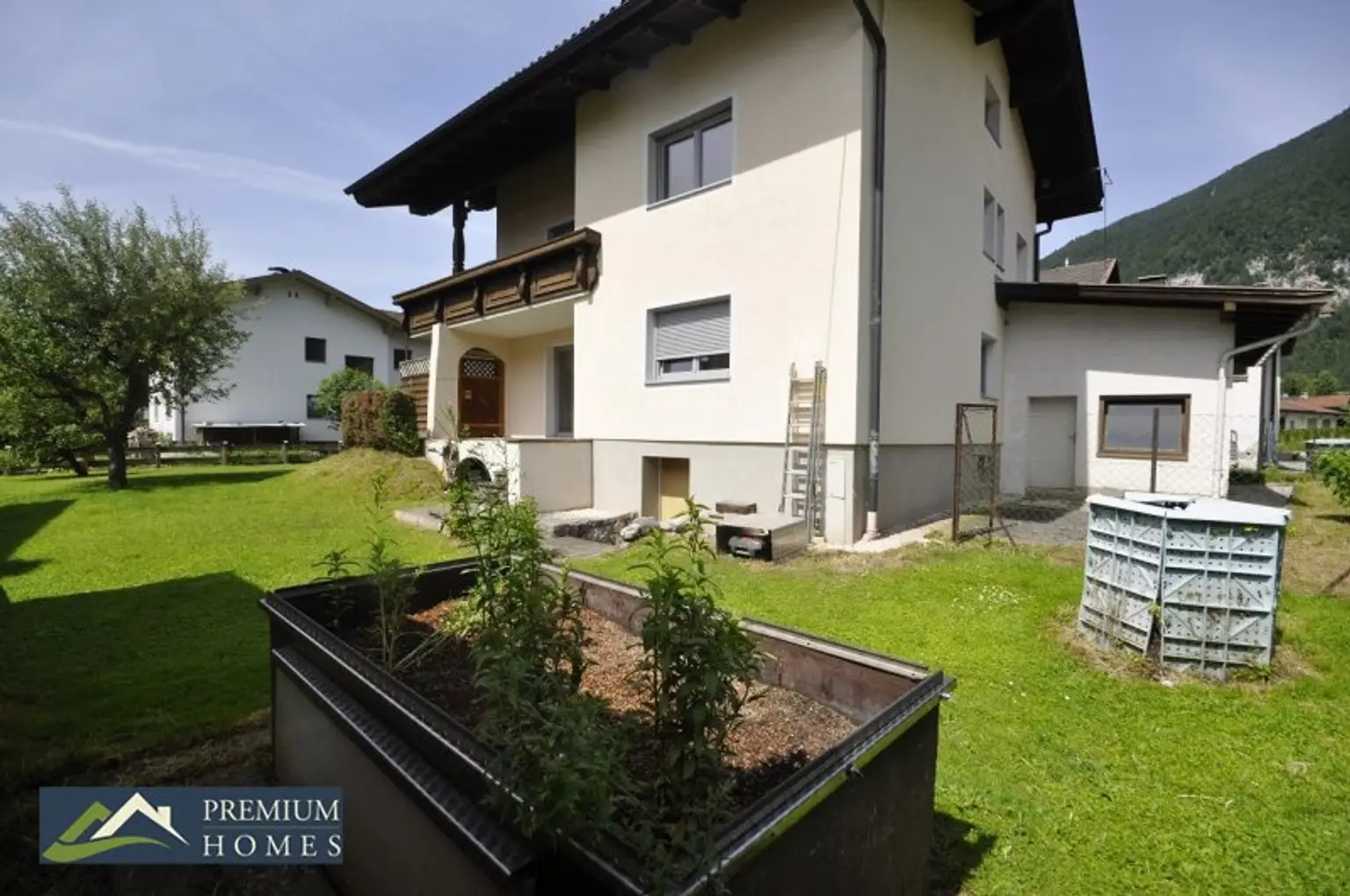 BREITENBACH am Inn - Hausansicht mit viel Grünfläche