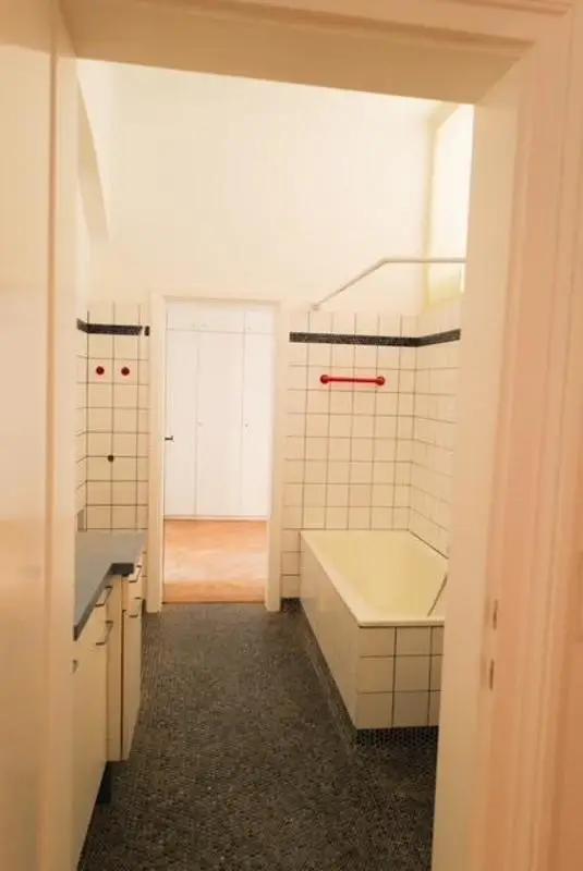 Altbauwohnung mit Innenhof-Balkon - U3 Nähe