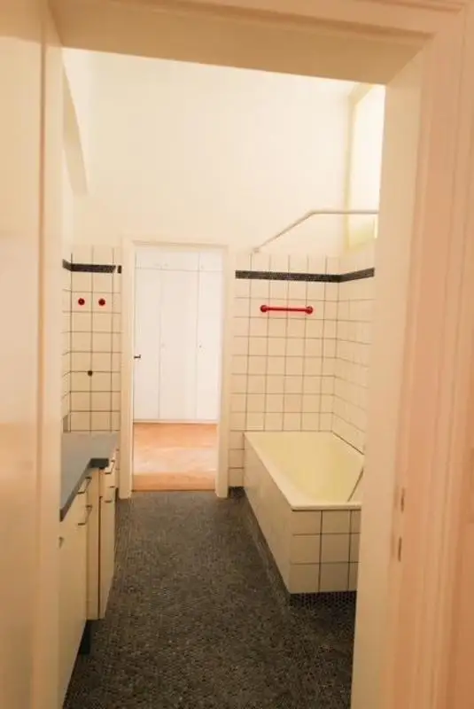 Altbauwohnung mit Innenhof-Balkon - U3 Nähe