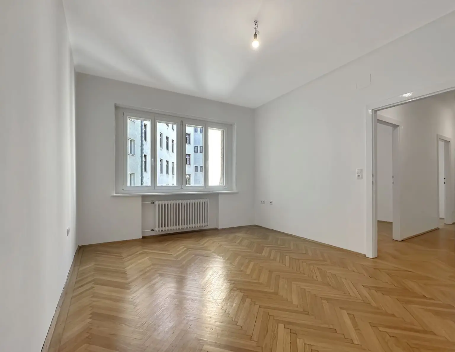 Zentrale 4-Zimmer-Wohnung nahe Karlsplatz