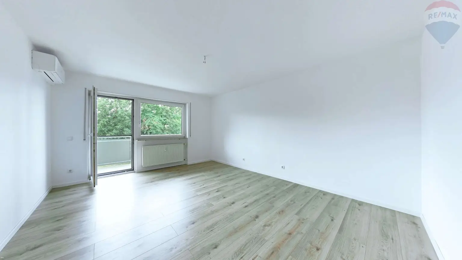 Schlafzimmer__Arbeitszimmer_mit_Balkon