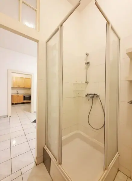 Badezimmer mit Wanne und Dusche