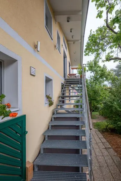 Dachgeschosswohnung in Ruhelage mit traumhaftem Grünblick, eigenem Garten und Garage