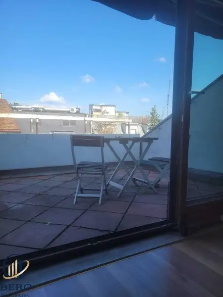 "Diese 5 Zimmer-Altbauwohnung mit sonniger Terrasse wartet genau auf SIE"