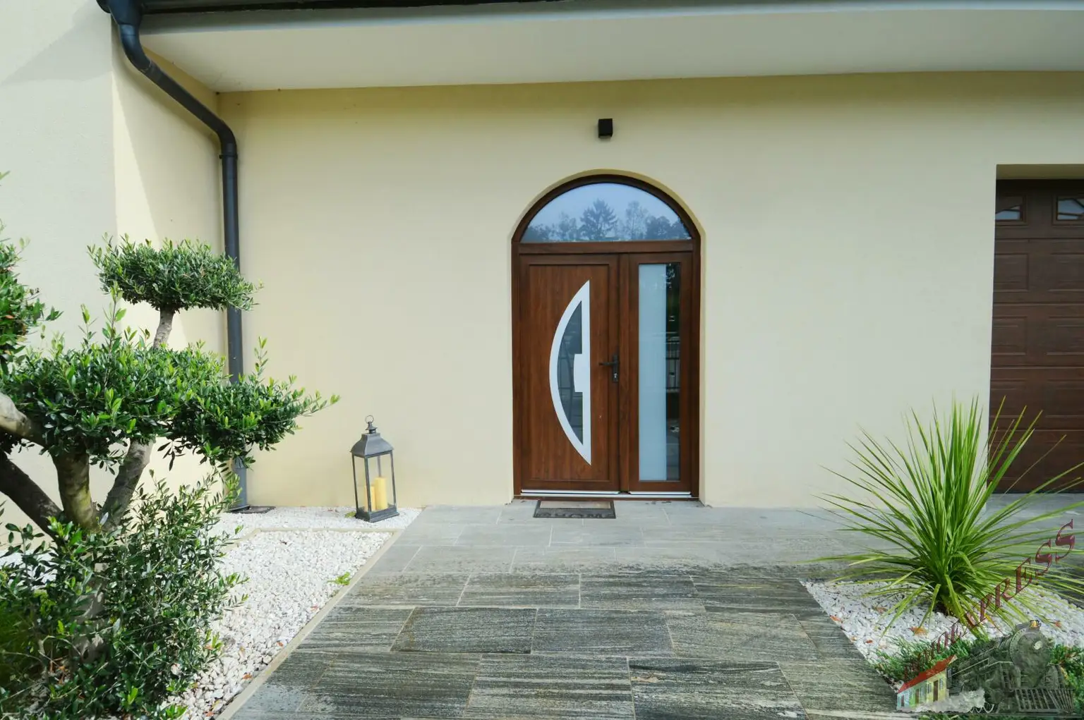 Hochwertiges Ein-/ Zweifamilienhaus mit separater Wohnung - Doppelgarage mit Fußbodenheizung