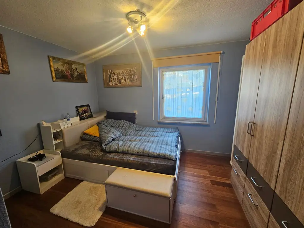 Großzügiges Zweifamilienhaus mit Garten und Pool