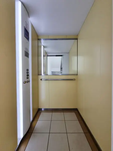 Lichtdurchflutete Maisonette mit Dachterrasse & Klimaanlage – wohnen zwischen Landhausviertel & Promenade