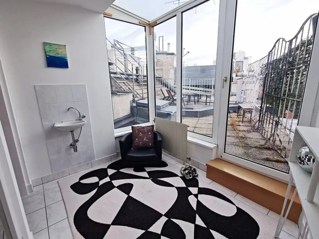 NASCHMARKT-NÄHE, FERNBLICK, 55 m2 Dachgeschoss mit Terrasse, Wohnküche, 1 Zimmer, Galerie, Wannenbad, Parketten, Eggerthgasse