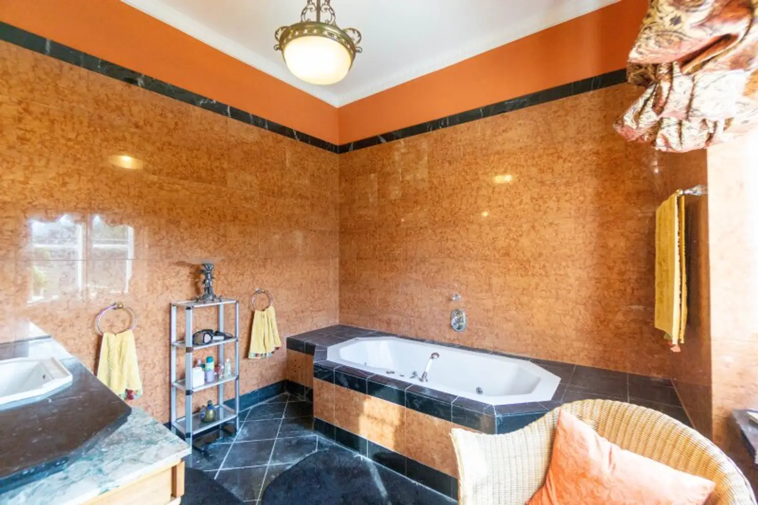 Schlossartige Villa auf über 6.600 m² teilbarem Bauland in einzigartiger Lage Pressbaums
