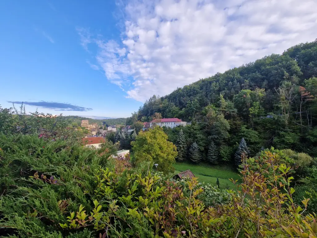 RARITÄT: SANIERUNGSBEDÜRFTIGE LIEGENSCHAFT IN EINZIGARTIGER LAGE MIT FERNBLICK INS KREMSTAL