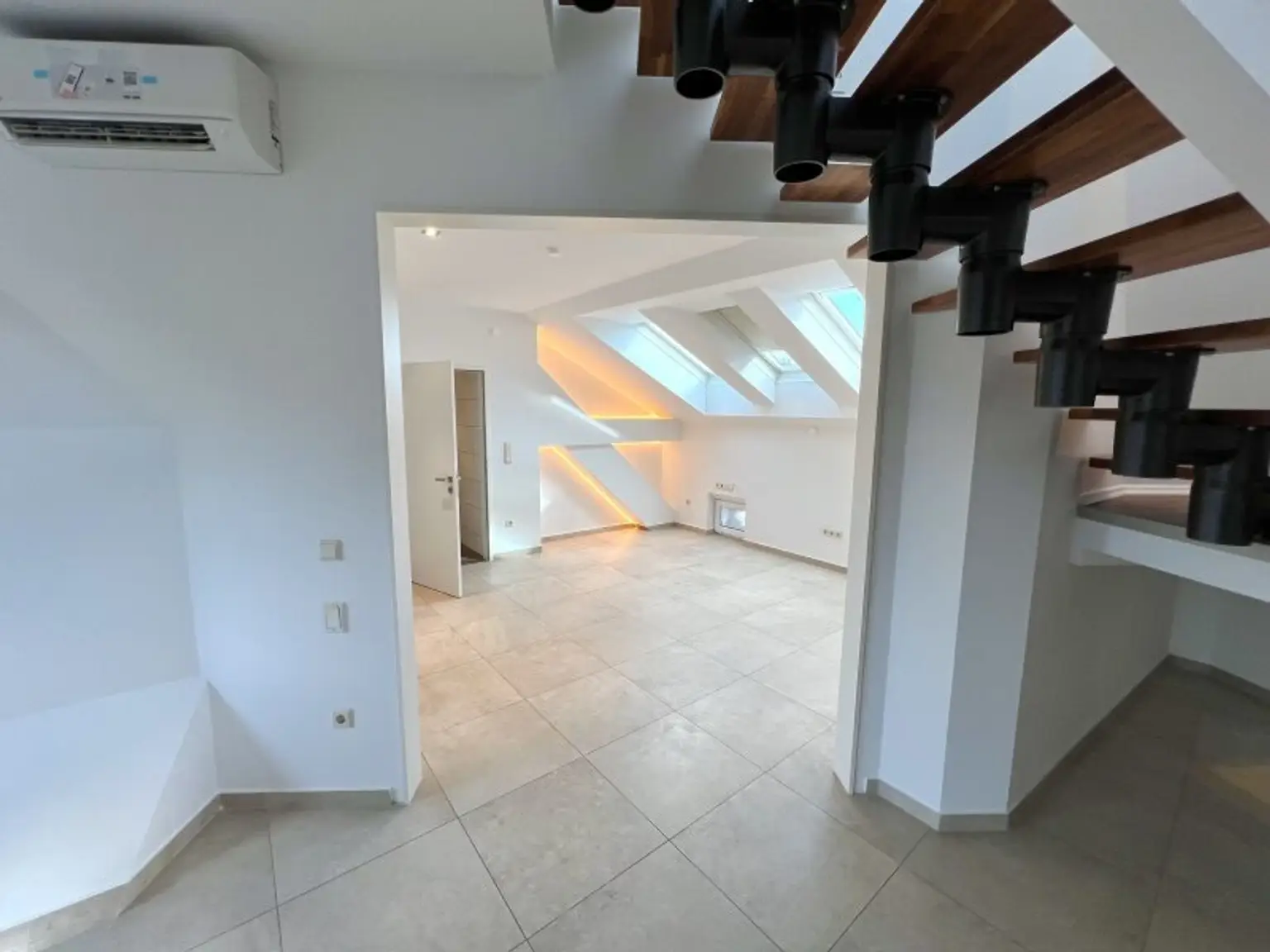 Hier bleiben keine Wünsche offen - Exklusive Maisonette mit 44m² Terrasse nahe Naschmarkt zu mieten!