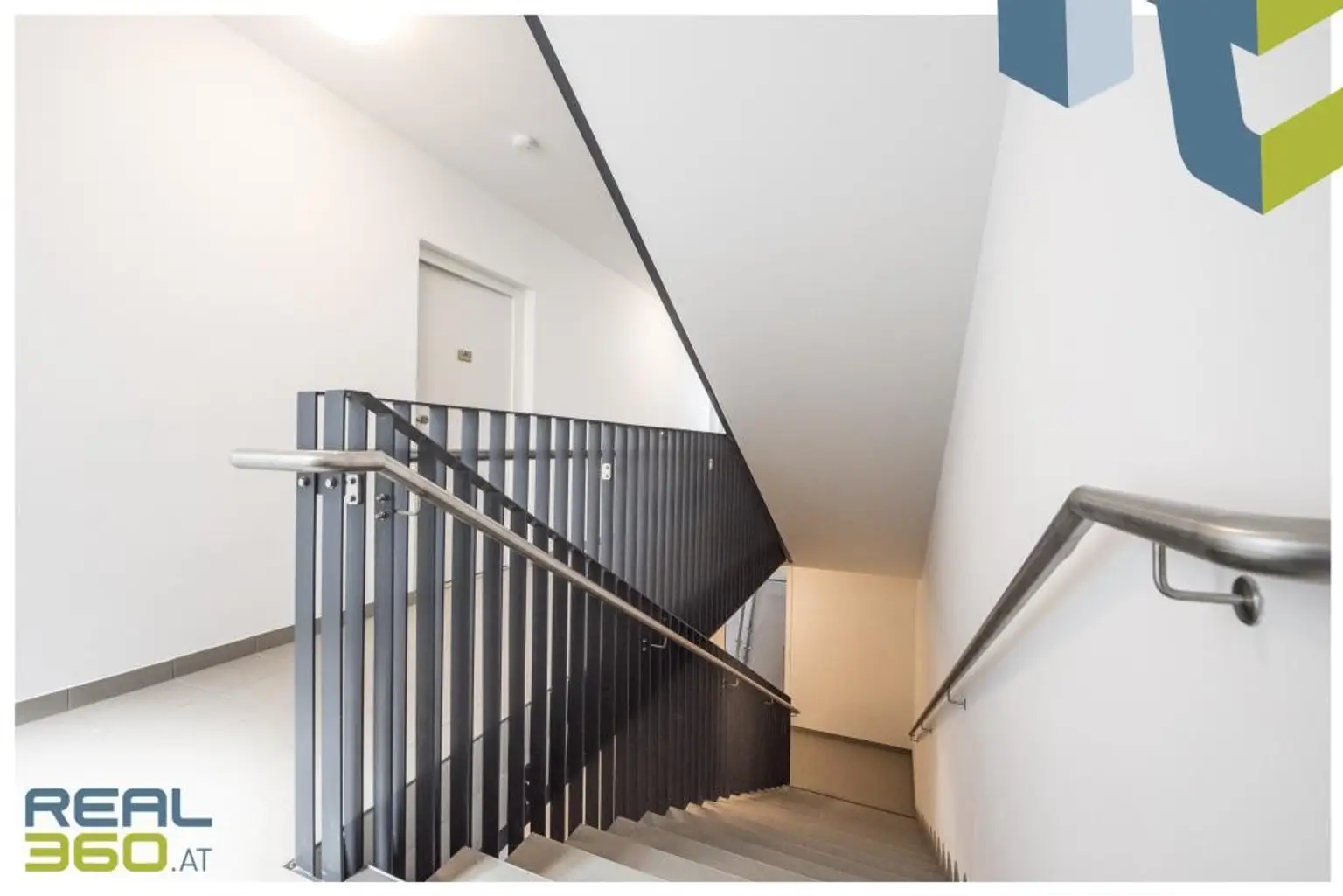 Modernes helles Stiegenhaus