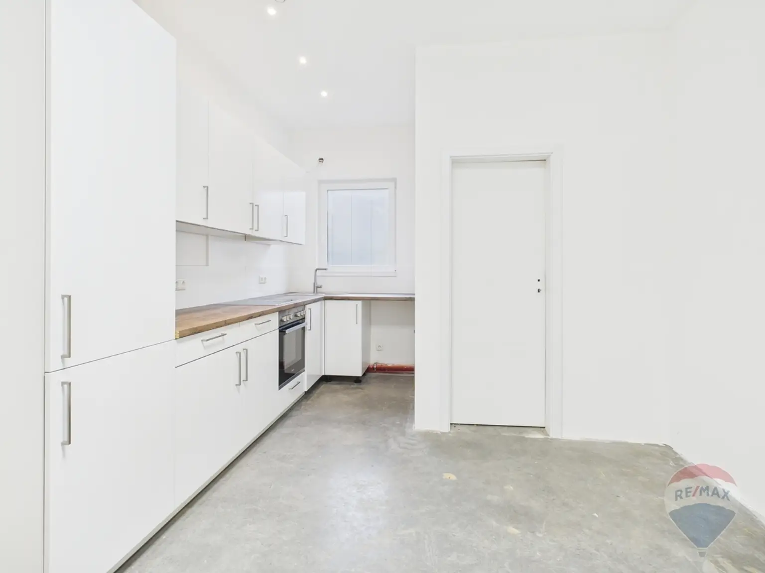 Küche mit Zugang Versorgungsraum