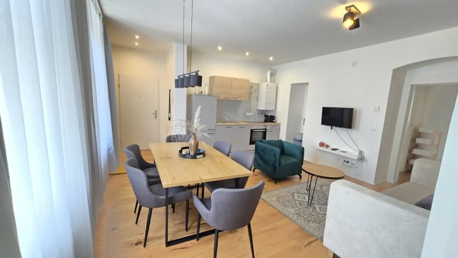 Schöne 3 Zimmer Wohnung, komplett Neu saniert vor einem Jahr