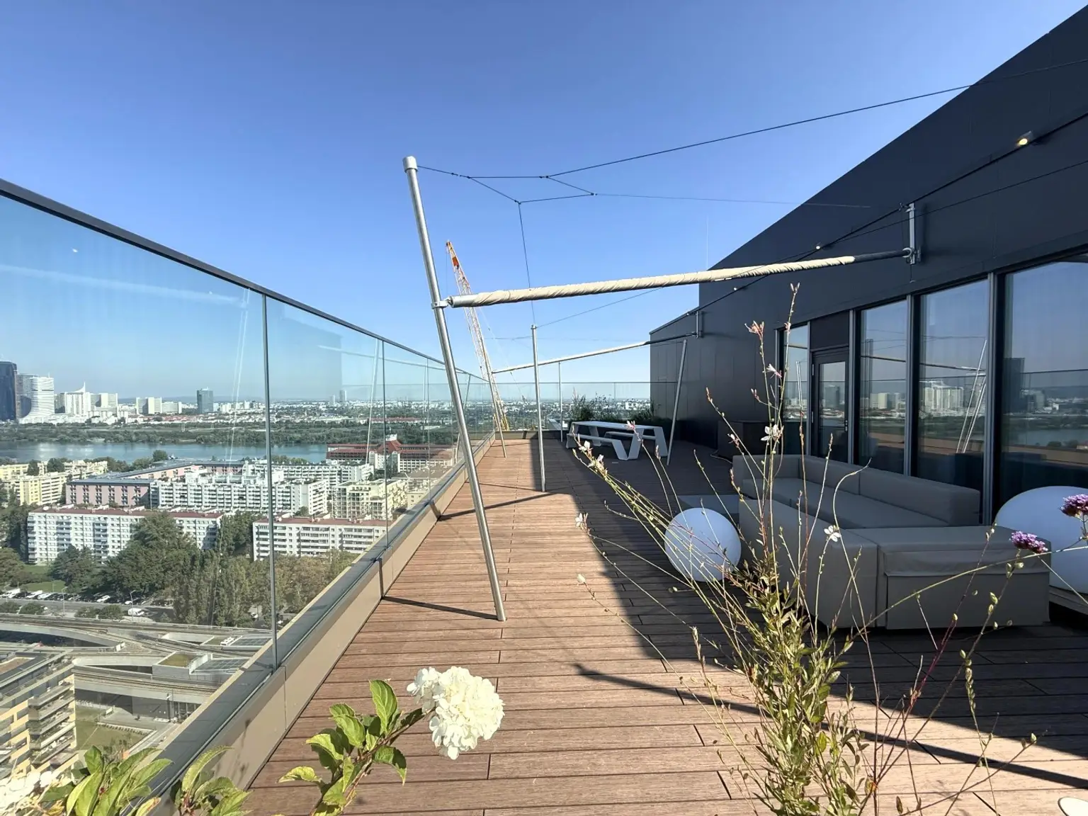 Kleine Perle im ultramodernen Wohnhaus mit Pool am Dach zu mieten // Small gem in an ultra-modern apartm. building with pool on the roof for rent //