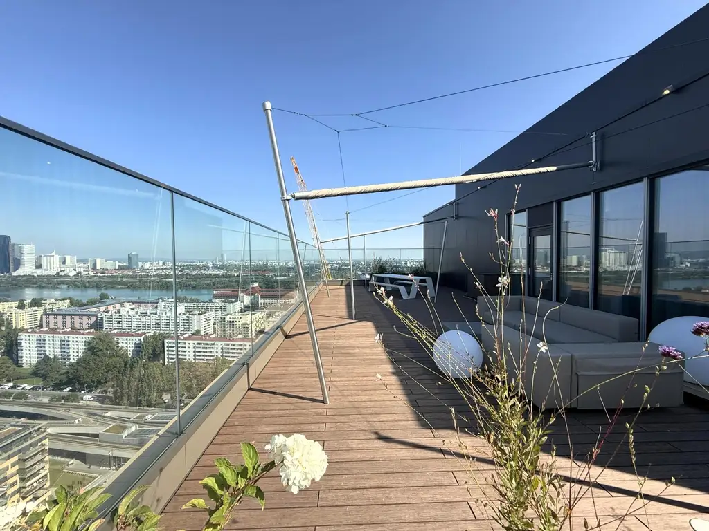 Kleine Perle im ultramodernen Wohnhaus mit Pool am Dach zu mieten // Small gem in an ultra-modern apartm. building with pool on the roof for rent //