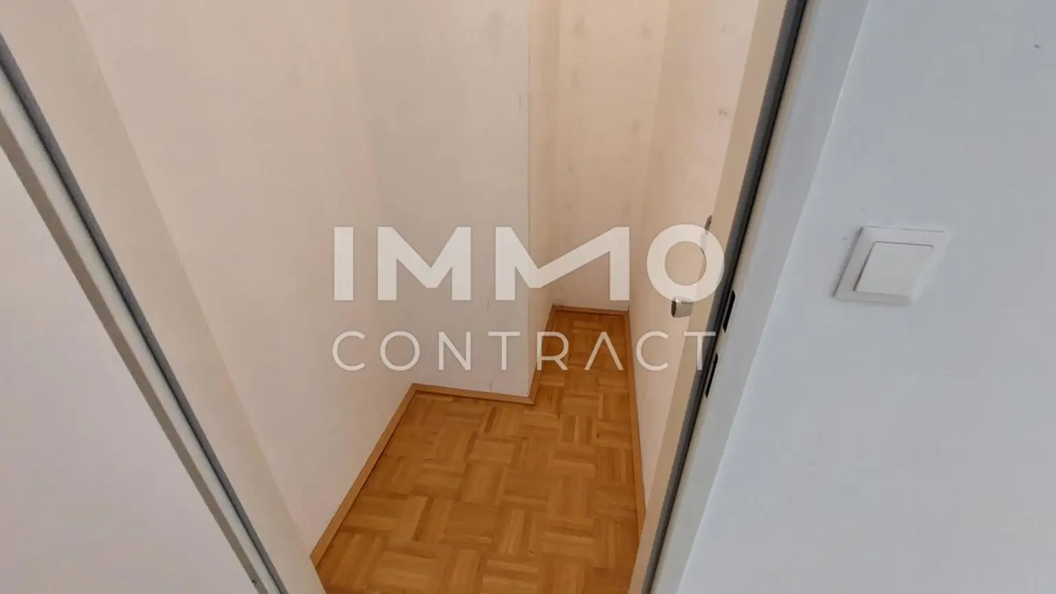 DG Wohnung mit 8m² Loggia mit Grün- und Fernblick in der Martinstraße.