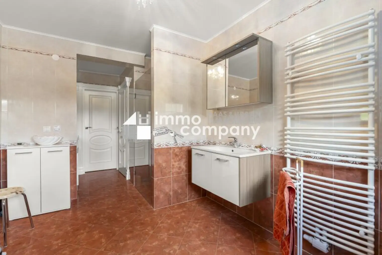 Modernes Wohnparadies in Alleinlage mit Gästehaus, Halle, Weinkeller & mehr – ca. 60.000 m² Grundstück
