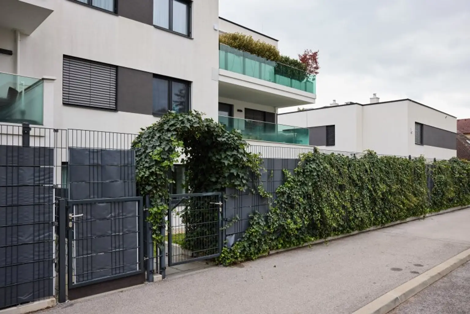 Sonnige 4 Zi Gartenwohnung in Ruhelage (S-Bahn Liesing Nähe) mit Garage