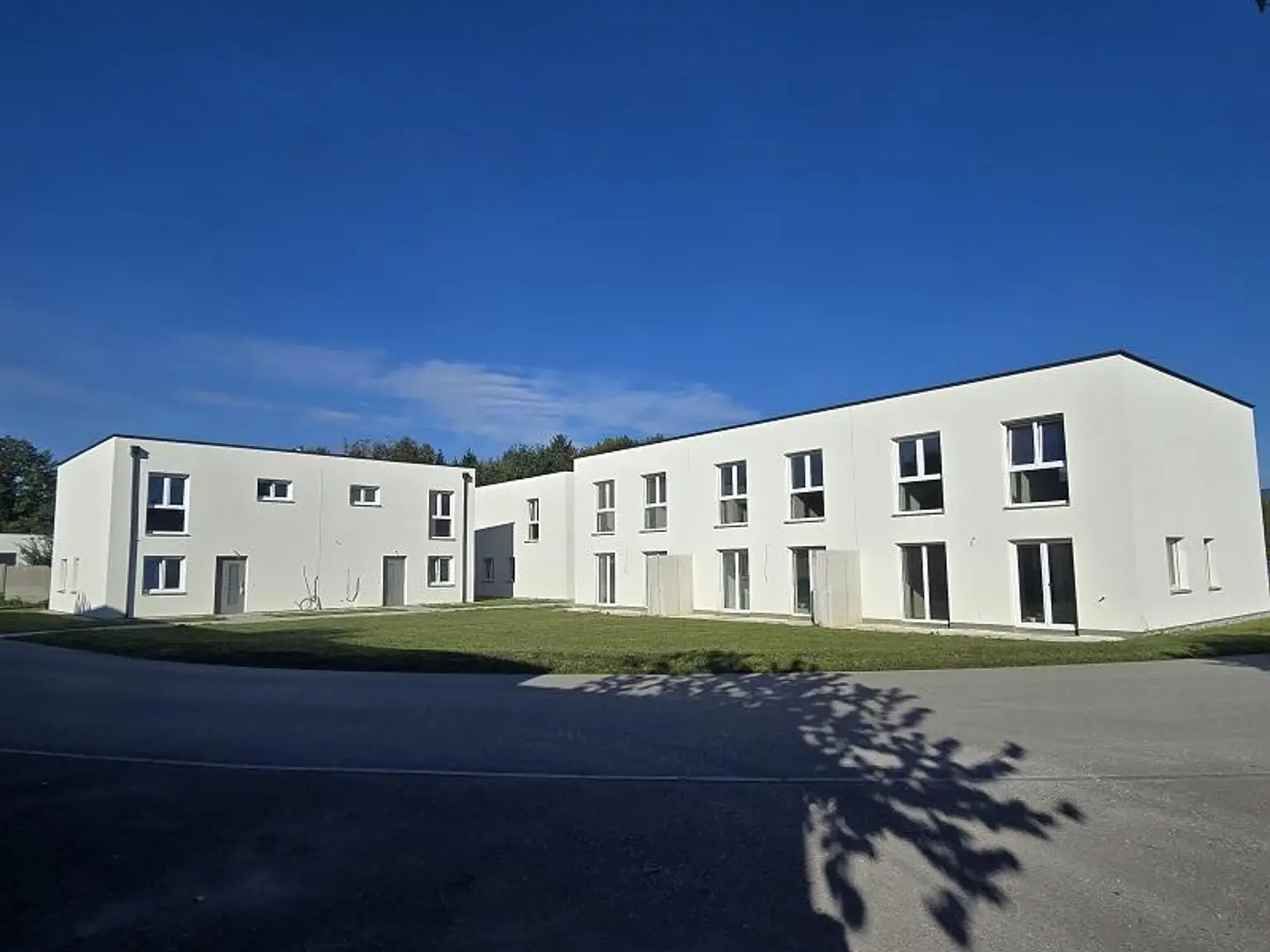 MODERN, MASSIV UND HOCHWERTIG VOM BAUMEISTER