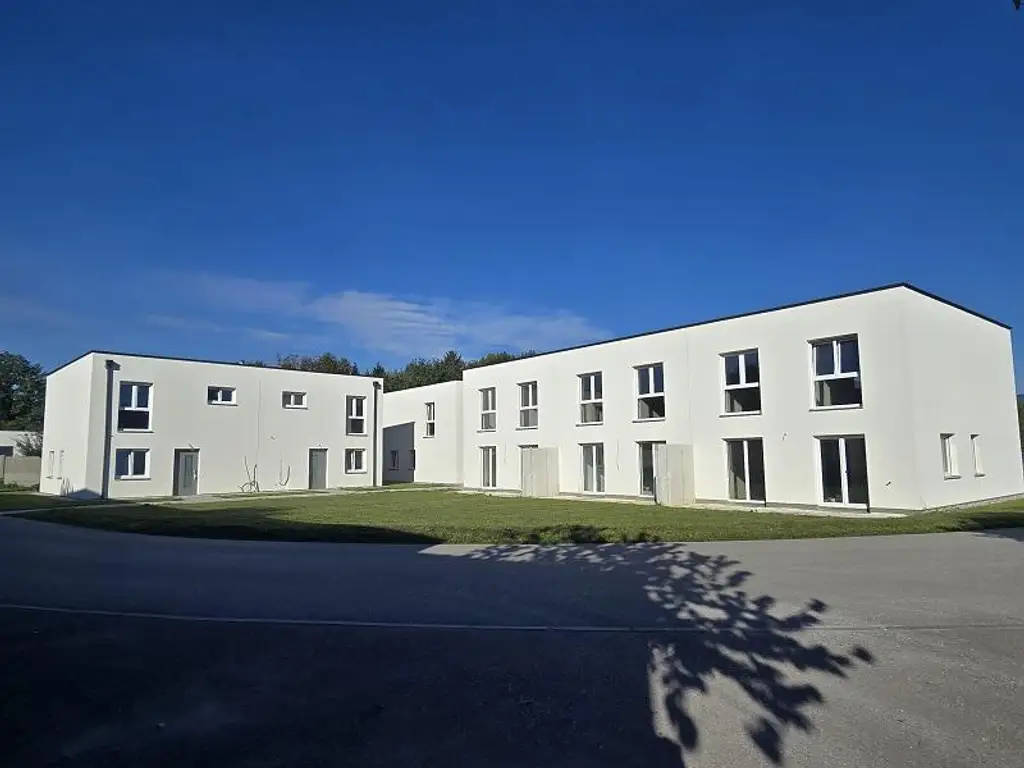 MODERN, MASSIV UND HOCHWERTIG VOM BAUMEISTER