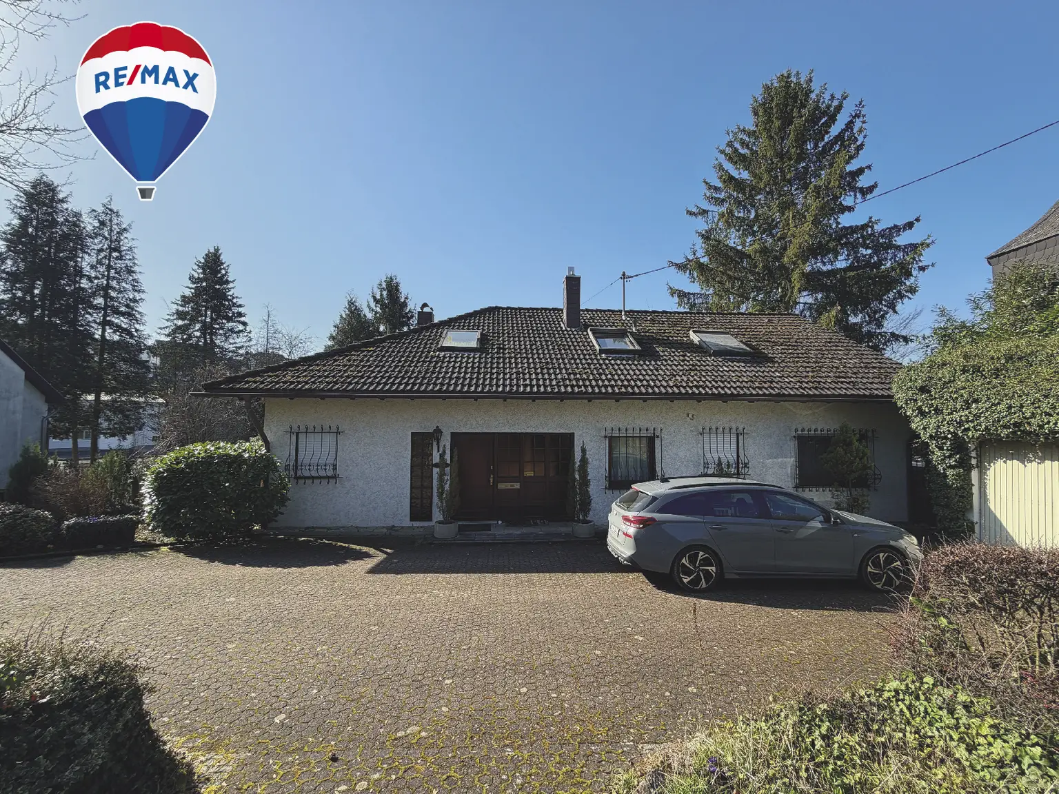 Exklusives Familienanwesen mit Einliegerwohnung, Wellnessbereich und viel Privatsphäre