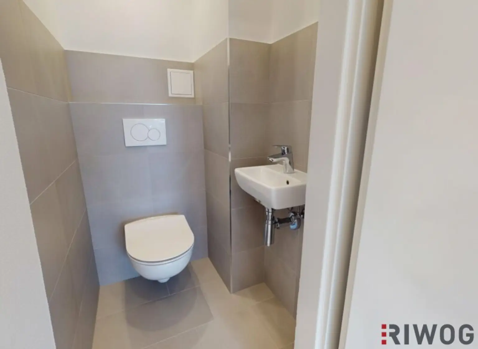 ERSTBEZUG nach Sanierung I 2 Zimmer Wohnung mit Loggia I Tischler Einbauküche inkl. Siemensgeräte I Alte Donau I Donauzentrum