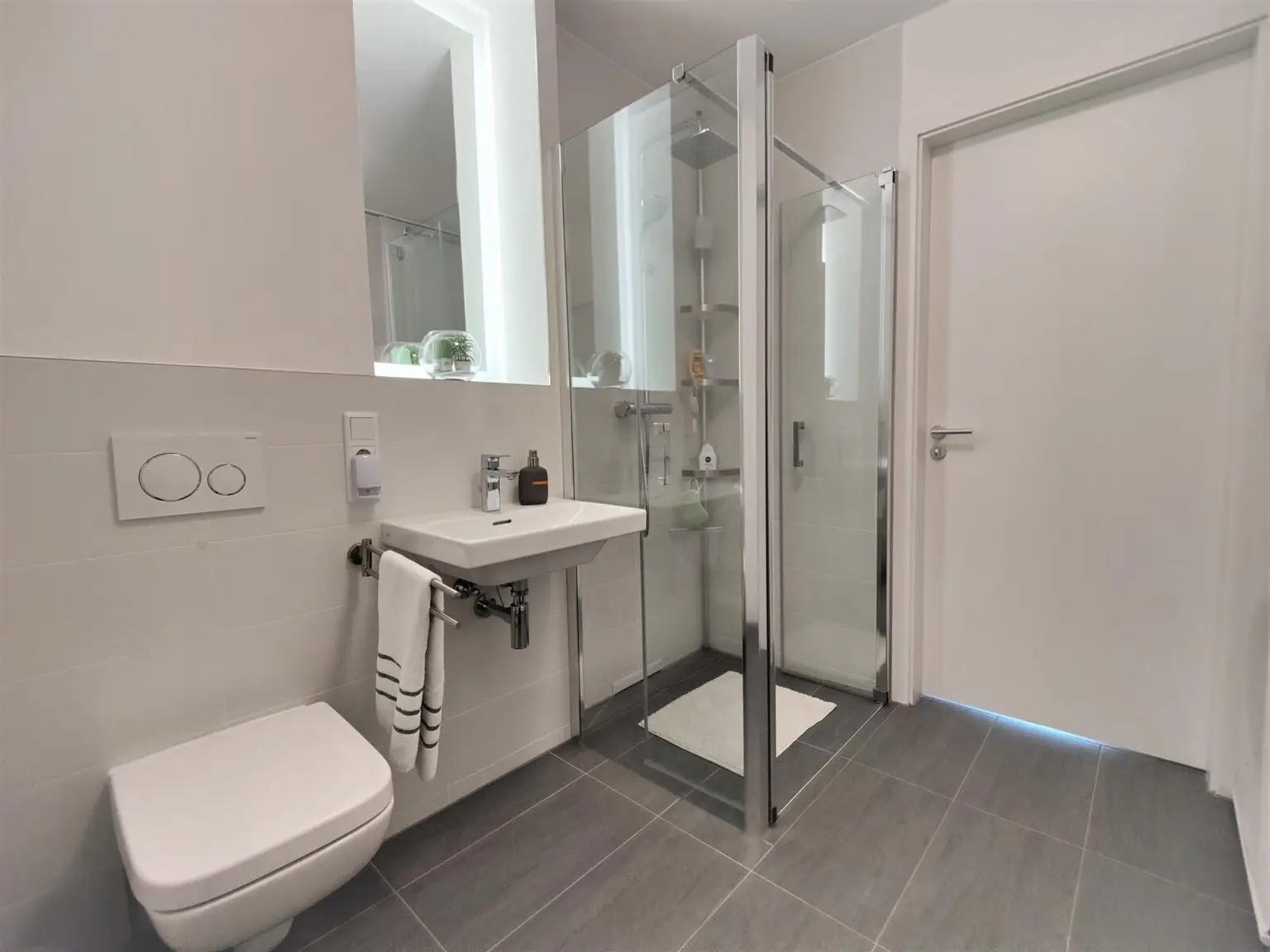 Badezimmer mit Dusche