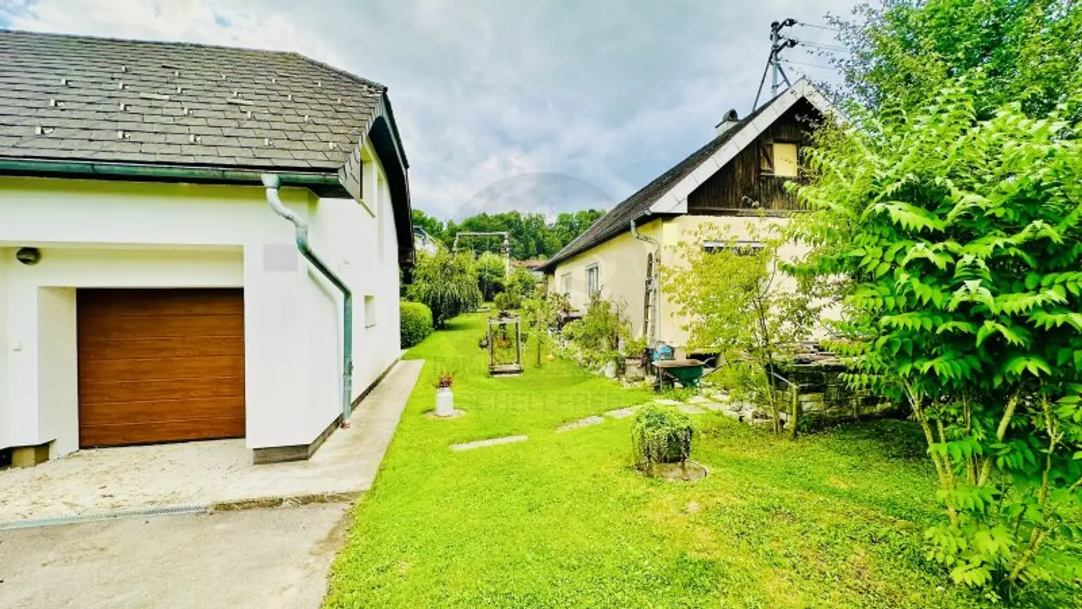 Zwei schöne Bungalows mit großem Garten