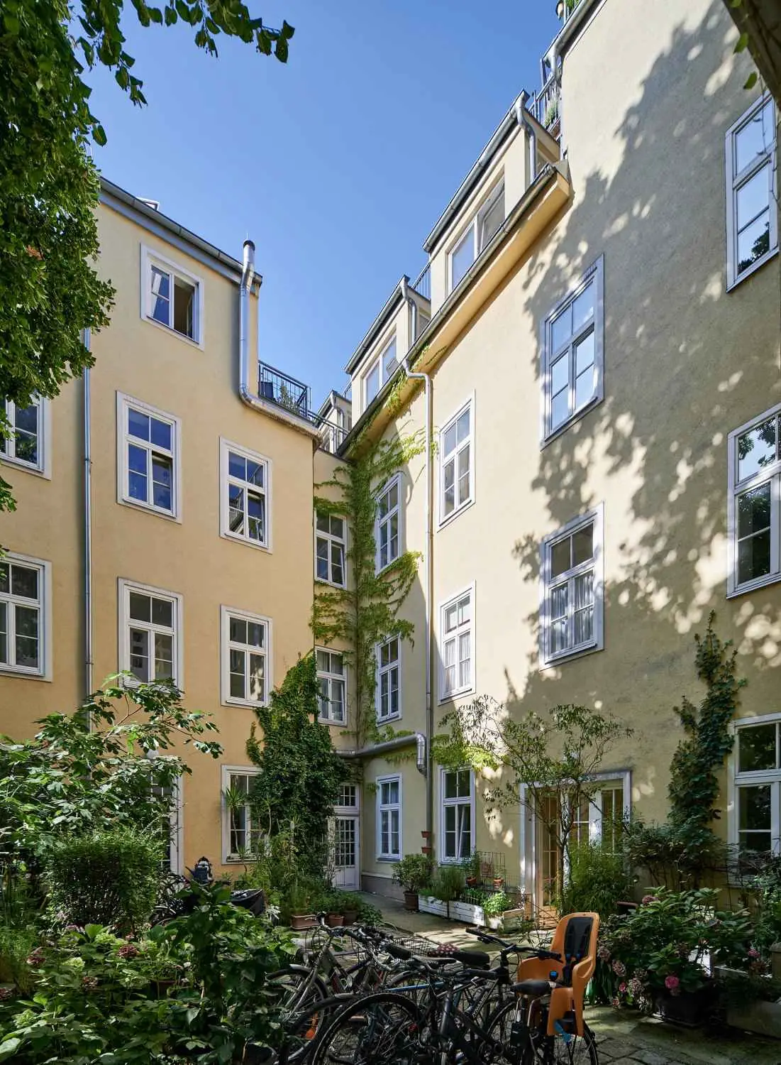 Klassisches Wiener Zinshaus mit ausgebautem Dachgeschoß in der Millergasse