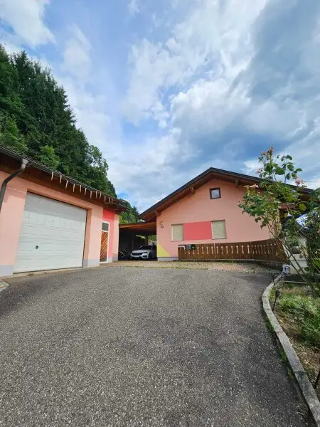 Neuwertiges  Familien Wohnhaus in Feldkirchen / St. Urban : 5 Zimmer, Garten, Balkone, tolle Ausstattung! mit  1 HA LW  Wiese für Tierhaltung