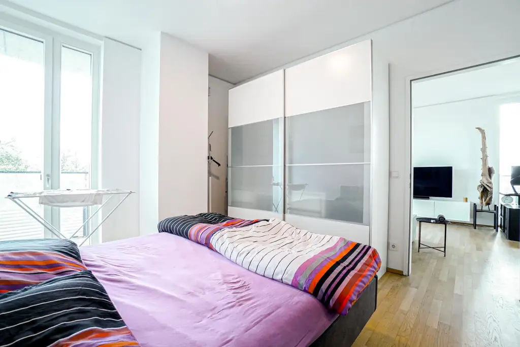 2 Zimmer + Balkon im TRIIIPLE! VIDEOBESICHTIGUNG!