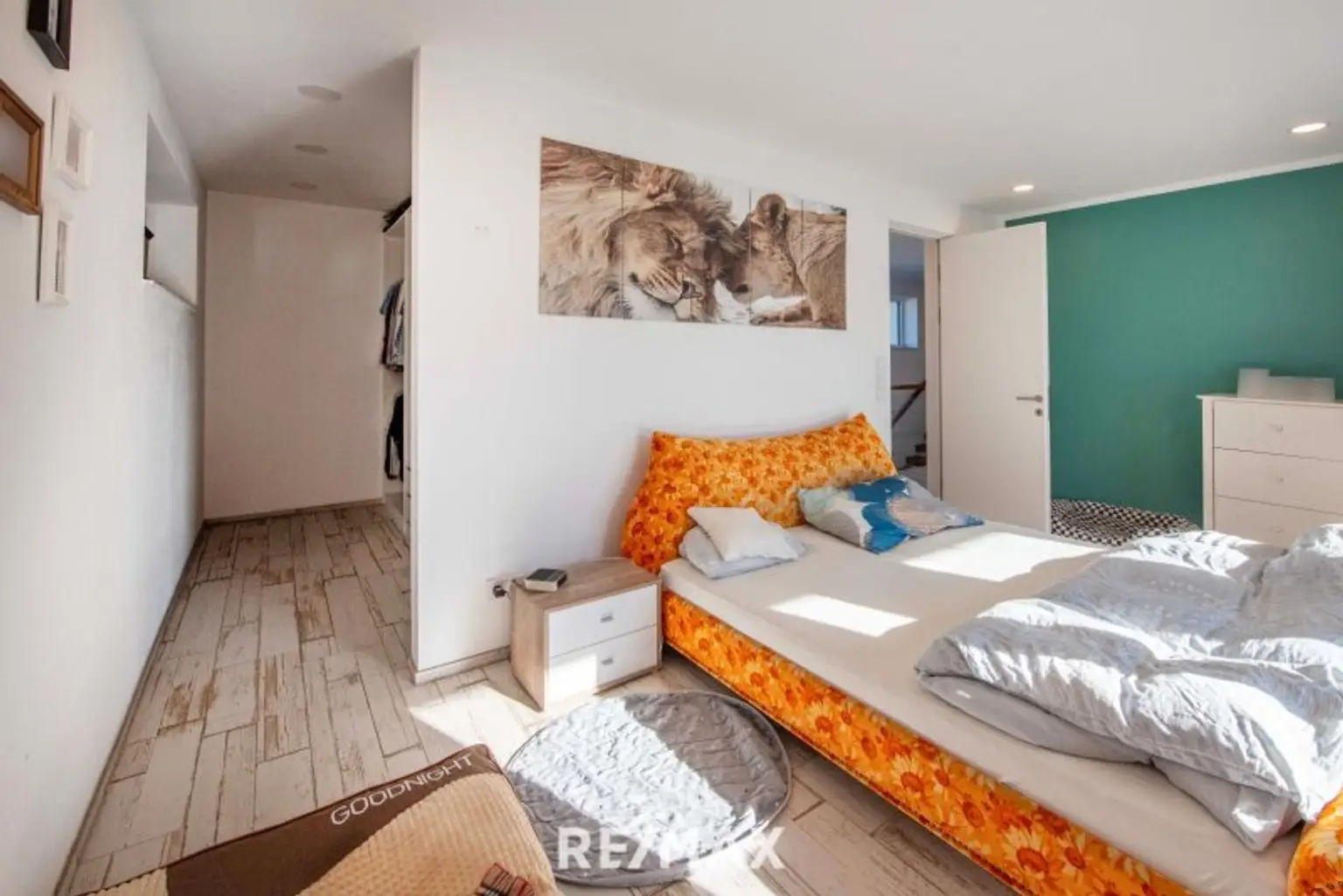 Schlafzimmer mit Schrankraum