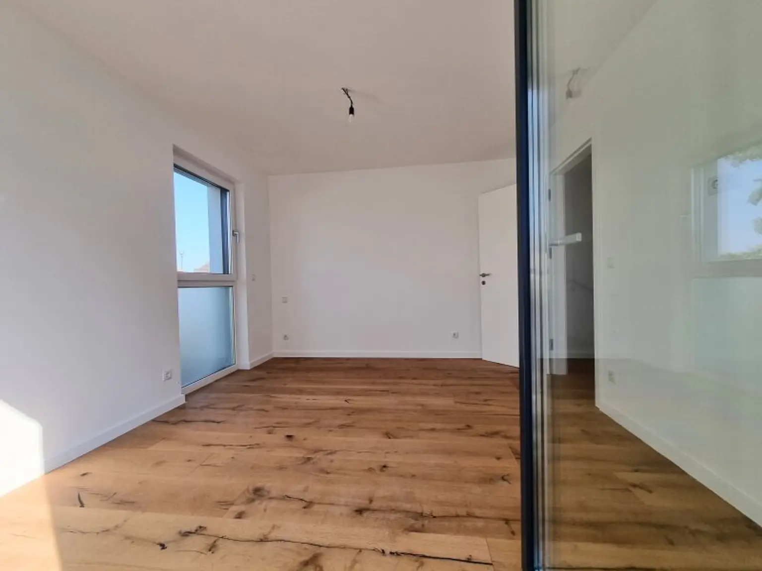 Modern und komfortabel: Erstbezug mit Terrasse, Garten, zwei Balkonen, drei Badezimmern, Dachterrasse und eigenem PKW-Stellplatz.