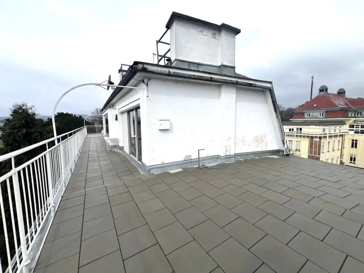 Charmante sanierungsbedürftige Dachgeschosswohnung in bester Lage direkt beim Türkenschanzpark (!)