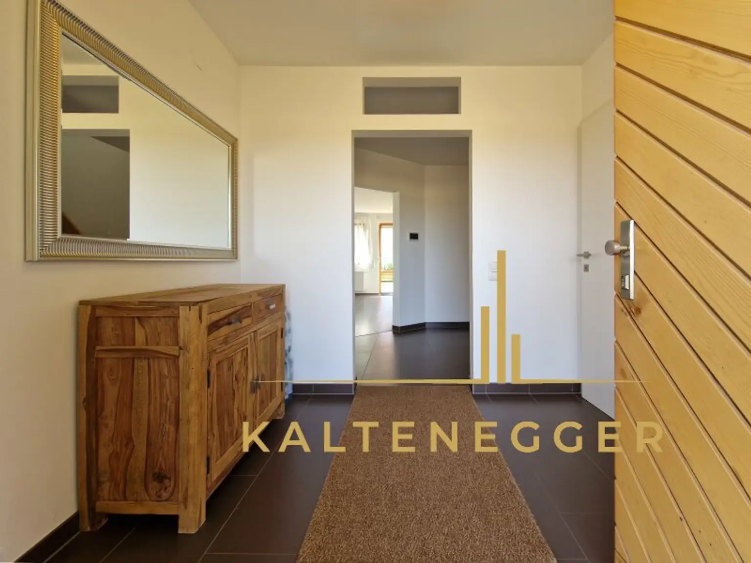 Blick von der Eingangstür in das Erdgeschoss des Hauses